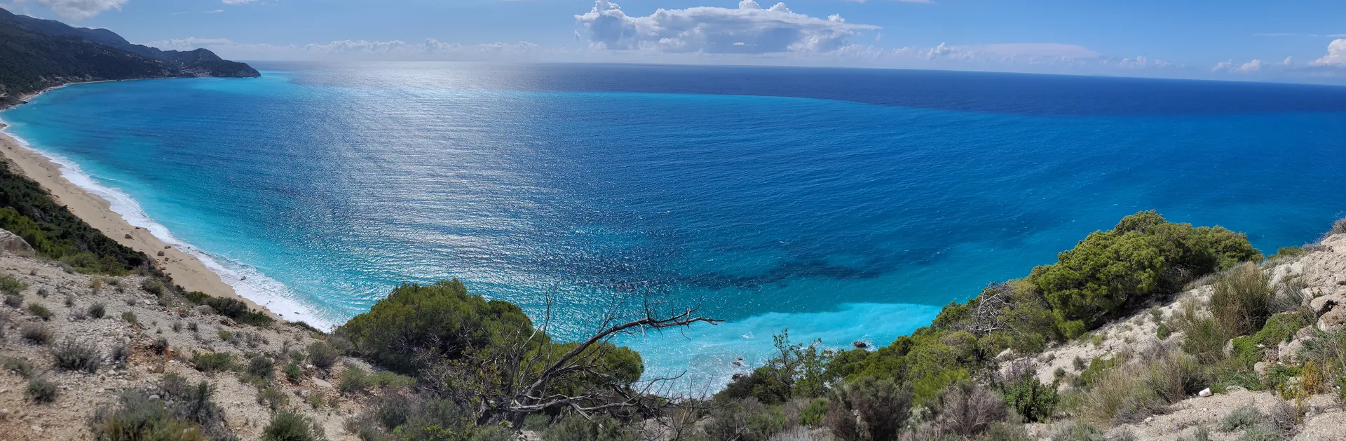Côte méditerranéenne sauvage — eau turquoise vue depuis les falaises