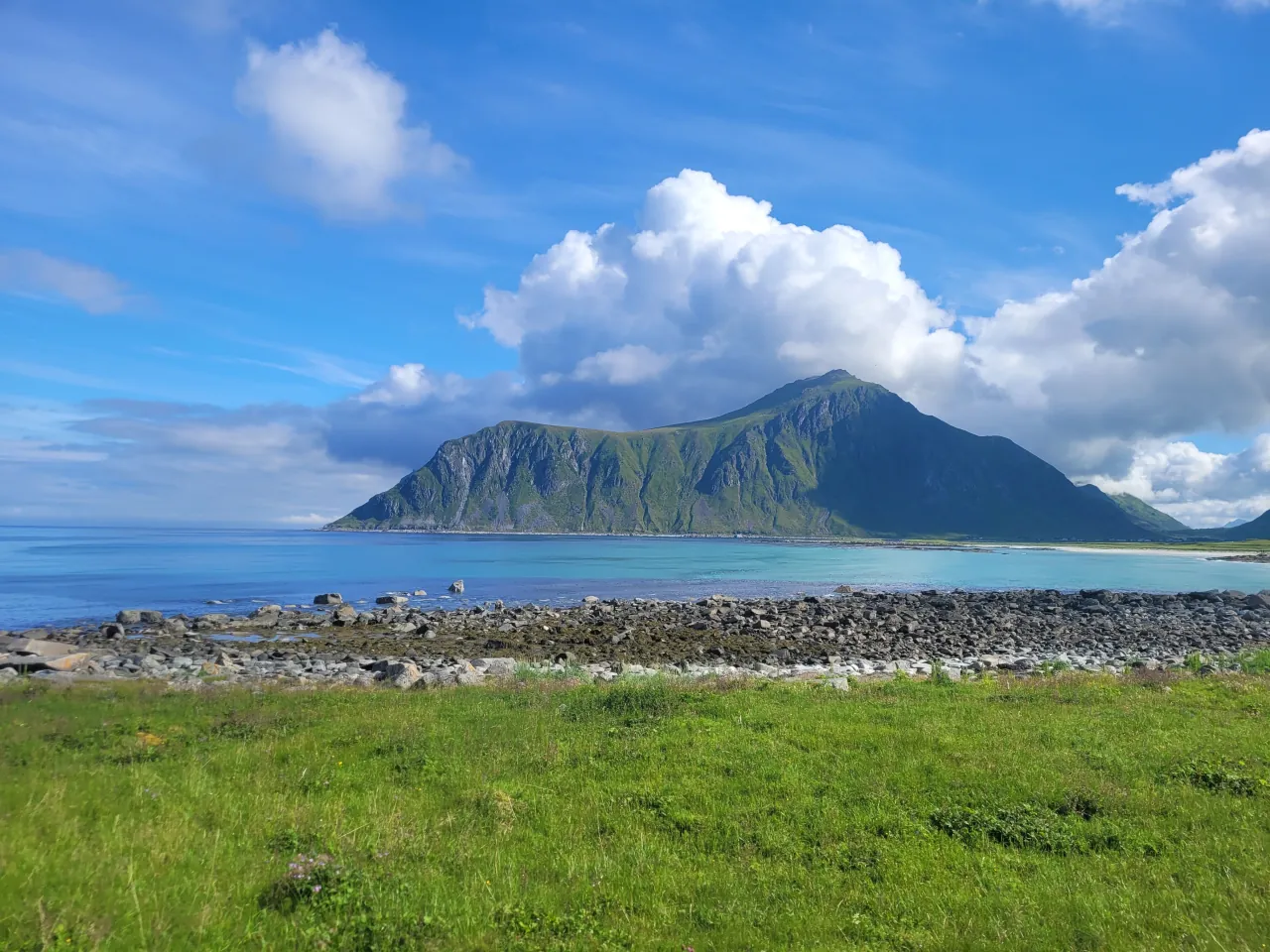 Plage et montagne côtière des Lofoten — paysage d'évasion repéré par Sophie