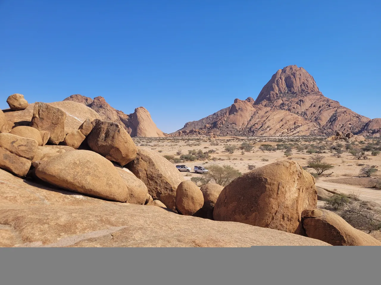 Massif de Spitzkoppe en Namibie — granit rouge sous un ciel immense, repère du road trip de Sophie